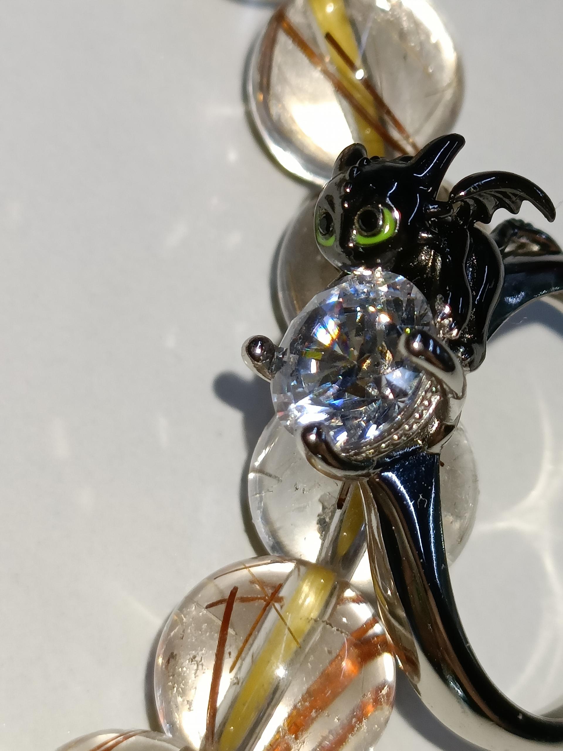 Jeulia Anillo Con Tr Lados Incrustados De Talla Redonda En Plata De Ley - Jeulia