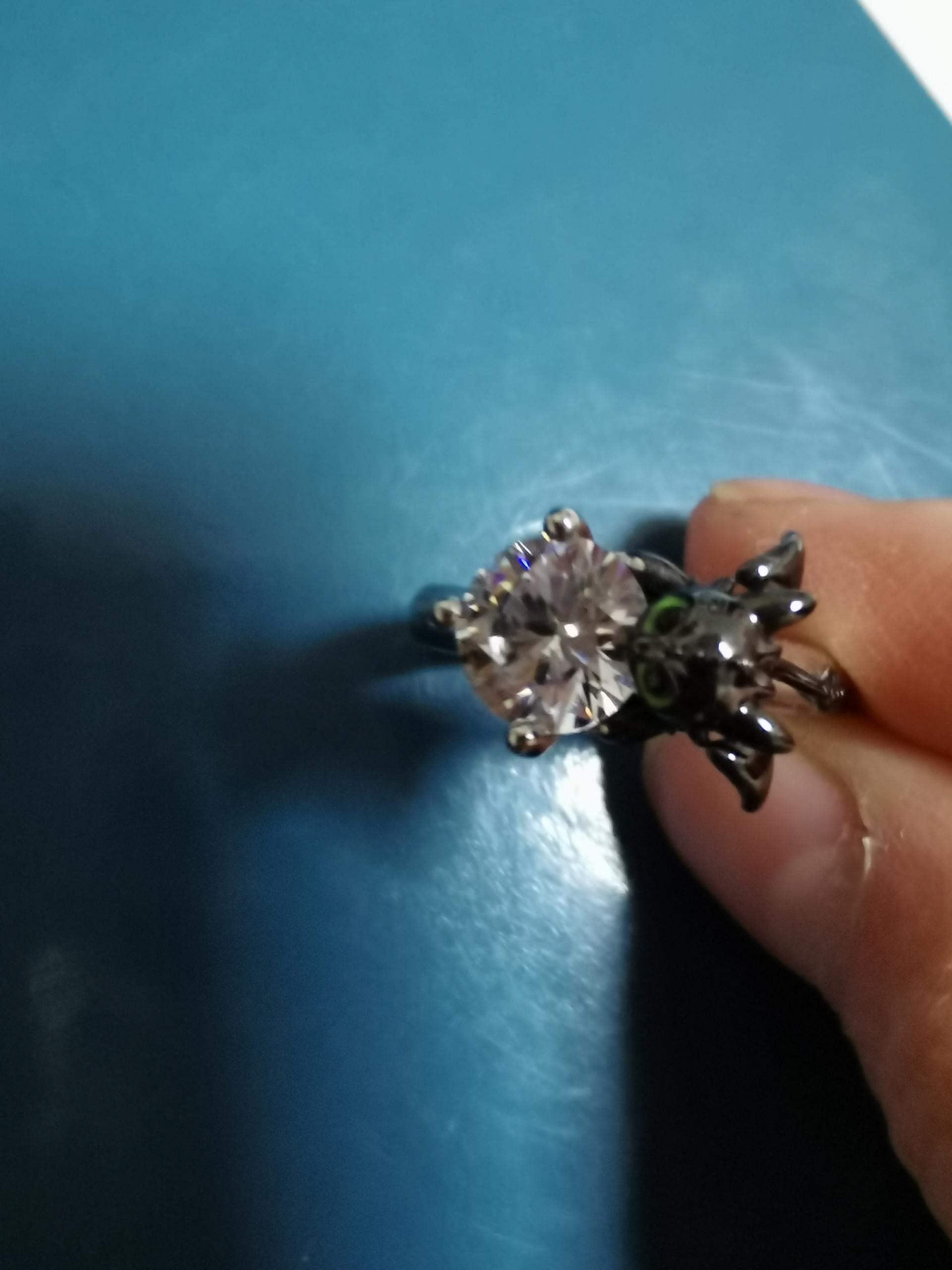 Jeulia Anillo Con Tr Lados Incrustados De Talla Redonda En Plata De Ley - Jeulia